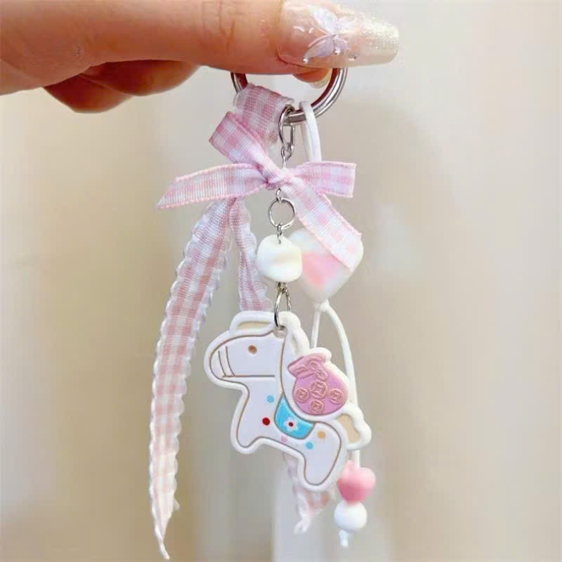 ** Móc khóa ngựa và nơ caro hồng/đen