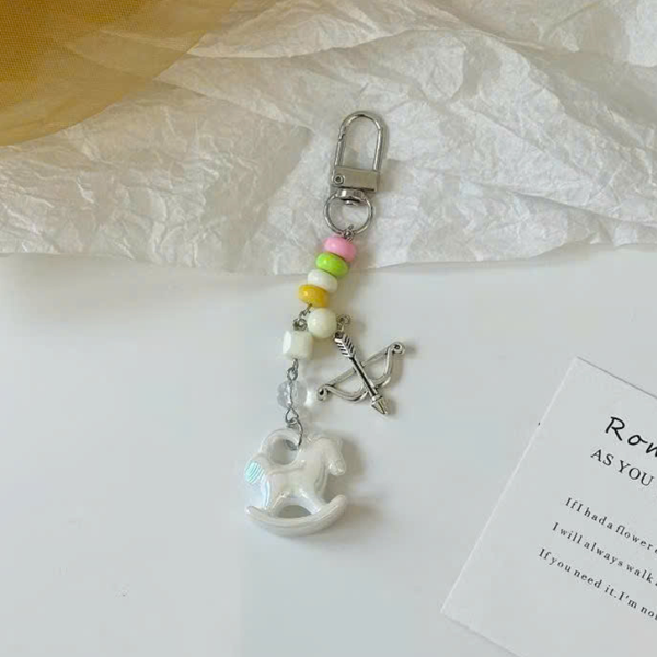 ** Móc khóa ngựa trắng