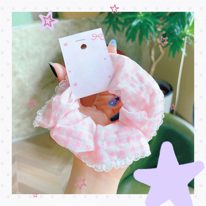 ** Scrunchies caro hồng/hoa anh đào viền ren