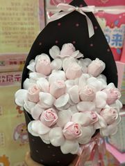 ** Bó hoa ốc quế hoa hồng tỉ muội