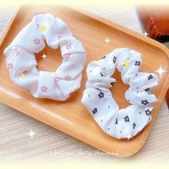 ** Scrunchies hoa đen/hồng/nâu nền kem