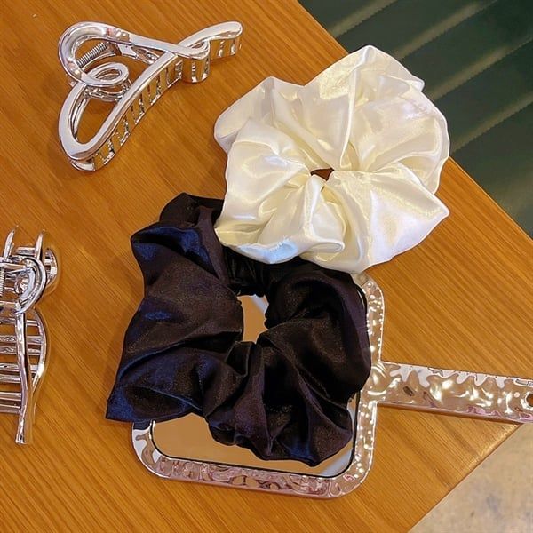 ** Scrunchies phi bóng trắng/đen