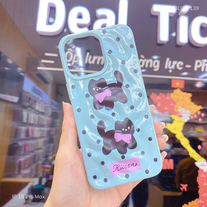 Ốp IP 16 Pro Max dẻo gồ ghề chấm bi 2 mèo đen Riccenx