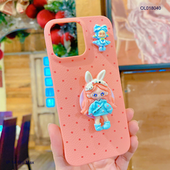 Ốp IP 14 Pro Max vân sần charm Dora kèm popsocket