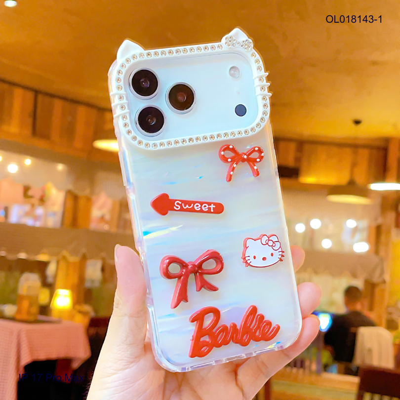 ** Ốp IP 17 Pro Max lưng thạch anh viền Kitty charm đỏ