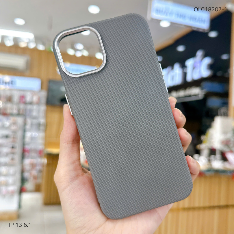 ** Ốp IP 13 6.1 vân sần trơn camera bạc