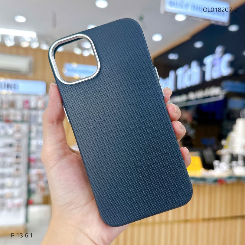 ** Ốp IP 13 6.1 vân sần trơn camera bạc