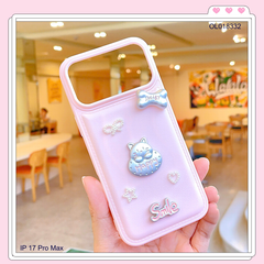 ** Ốp IP 17 Pro Max vân da phồng nền hồng charm nổi Mèo Happy