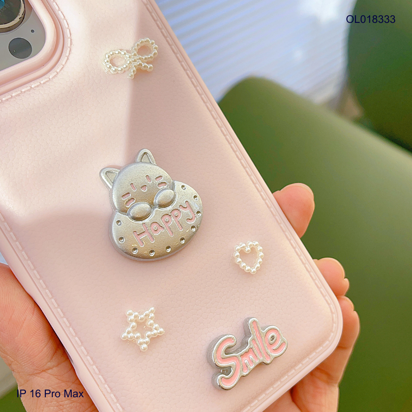 ** Ốp IP 16 Pro Max vân da phồng nền hồng charm nổi Mèo Happy