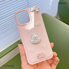 ** Ốp IP 14 Pro Max vân da phồng nền hồng charm nổi Mèo Happy