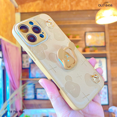 ** Ốp IP 14 Pro Max vân da nâu gấu bearbrick kèm dây đeo