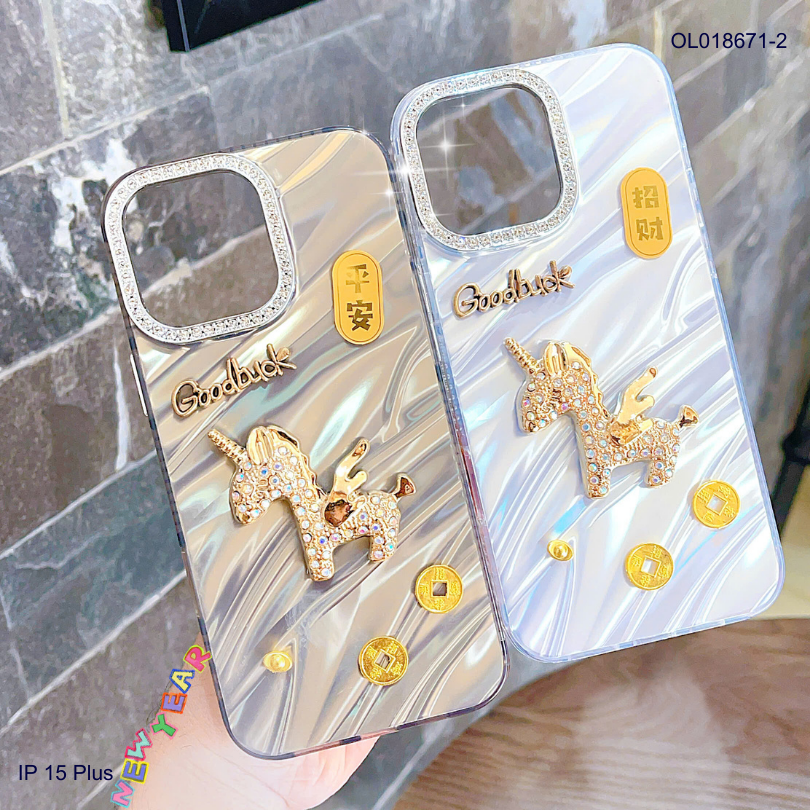 Ốp IP 15 Plus vân ánh sóng charm ngựa đính đá