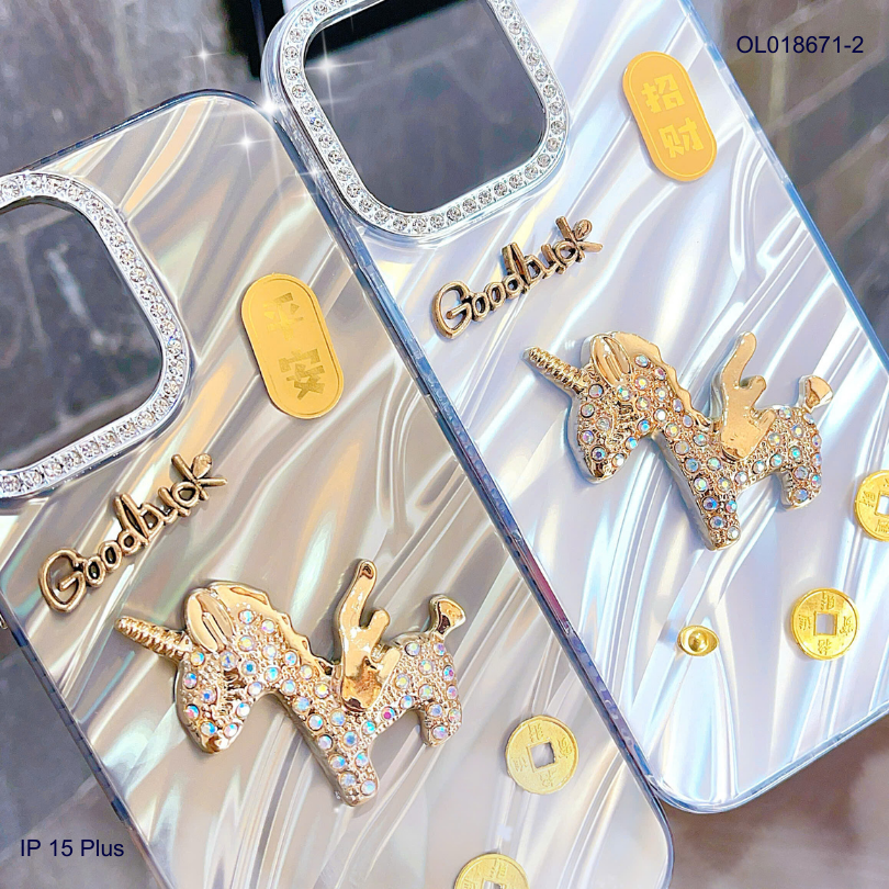 Ốp IP 15 Plus vân ánh sóng charm ngựa đính đá