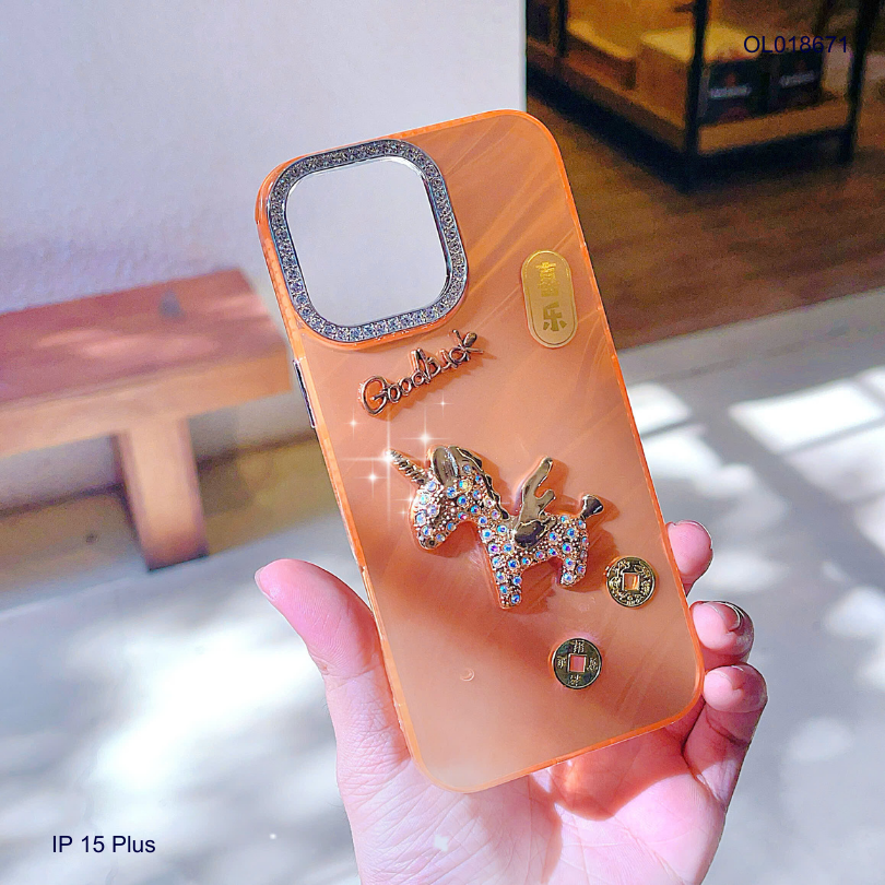 Ốp IP 15 Plus vân ánh sóng charm ngựa đính đá
