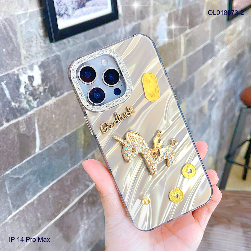 Ốp IP 14 Pro Max vân ánh sóng charm ngựa đính đá