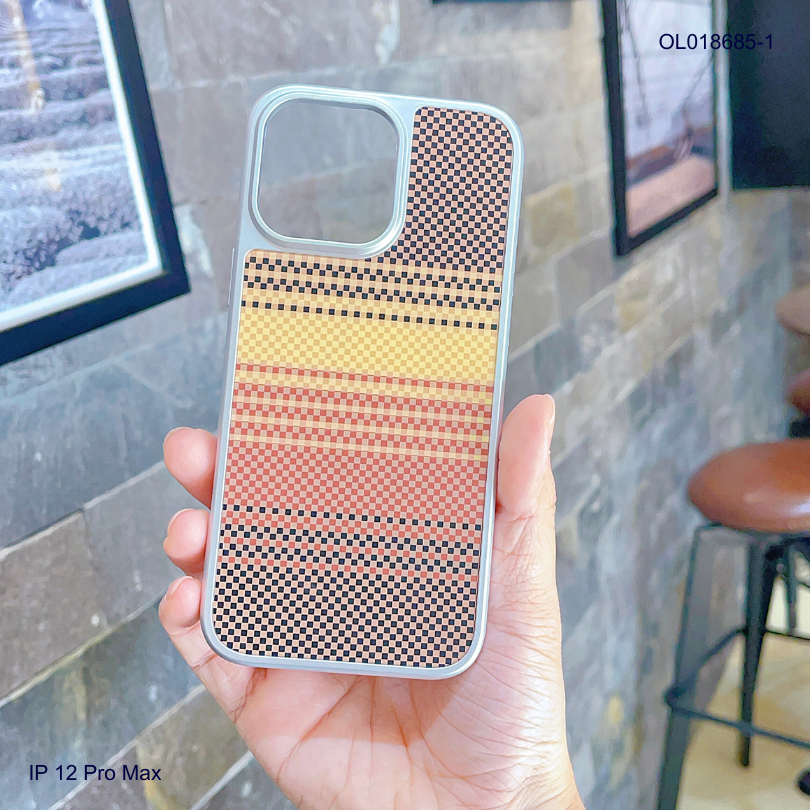 ** Ốp IP 12 Pro Max Likgus vân carbon viền dẻo xi bạc