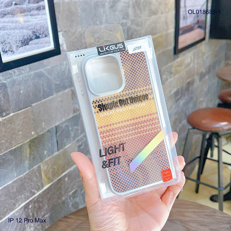 ** Ốp IP 12 Pro Max Likgus vân carbon viền dẻo xi bạc