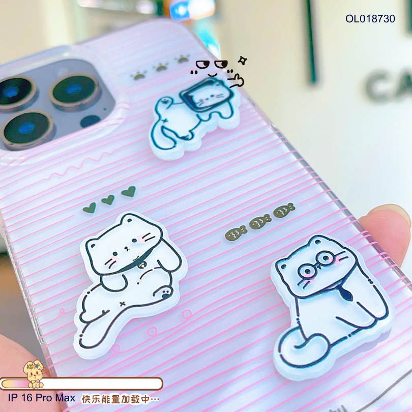 Ốp IP 16 Pro Max sọc hồng charm 3 mèo trắng