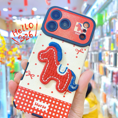 ** Ốp iPhone 15 Plus vân da đính ngựa thêu đỏ