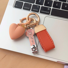 ** Móc khóa dây da trái tim kèm bấm móng