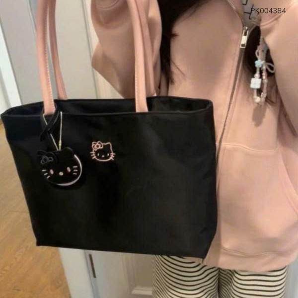 ** Túi đeo vai đen vải canvas thêu Kitty