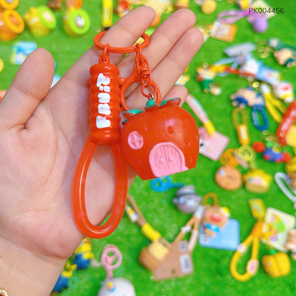 ** Móc khóa ngôi nhà trái dâu