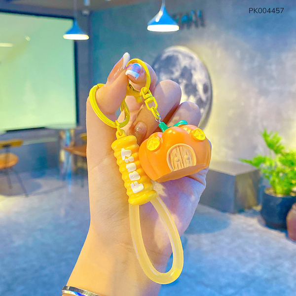 ** Móc khóa ngôi nhà bí đỏ