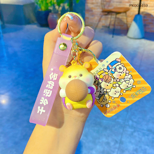 ** Móc khóa chuột cầm bóng rổ