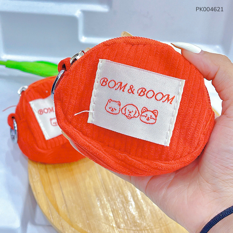** Móc khóa ví đỏ BOM & BOOM