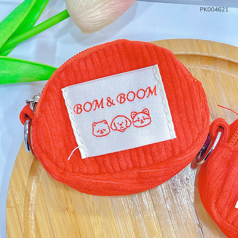 ** Móc khóa ví đỏ BOM & BOOM