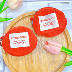 ** Móc khóa ví đỏ BOM & BOOM