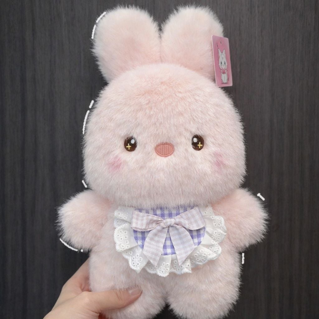 ** GẤU BÔNG THỎ HỒNG ĐEO YẾM CARO TÍM VIỀN REN SIZE 25CM