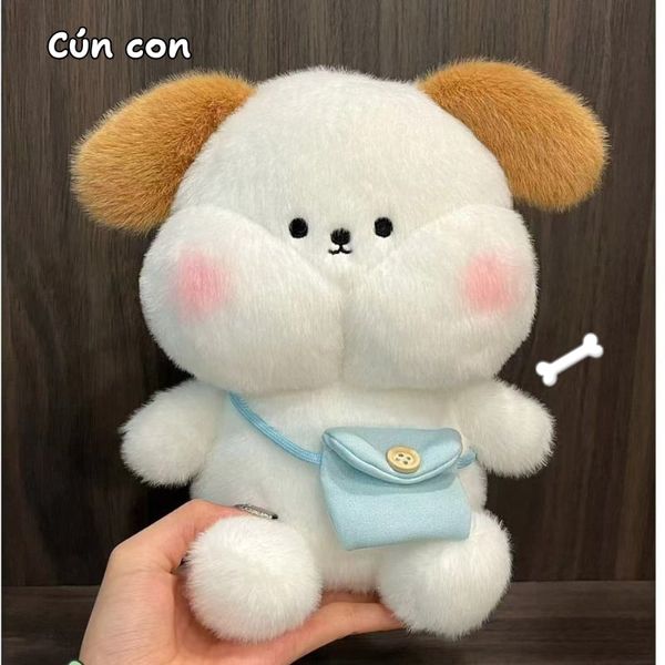 ** GẤU BÔNG MÈO TRẮNG TAI NÂU ĐEO TÚI XANH SIZE 25CM