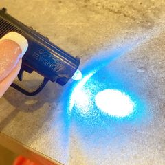 ** Móc khóa súng/máy ảnh bật đèn