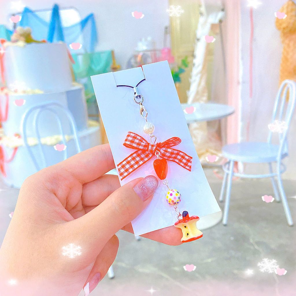 ** Dây đeo điện thoại quả táo cắn dở kèm nơ