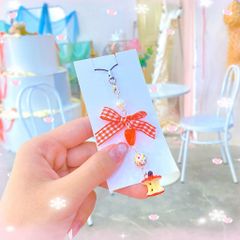 ** Dây đeo điện thoại quả táo cắn dở kèm nơ