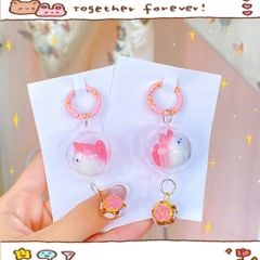 ** Móc khóa mèo nằm trong quả cầu trong suốt