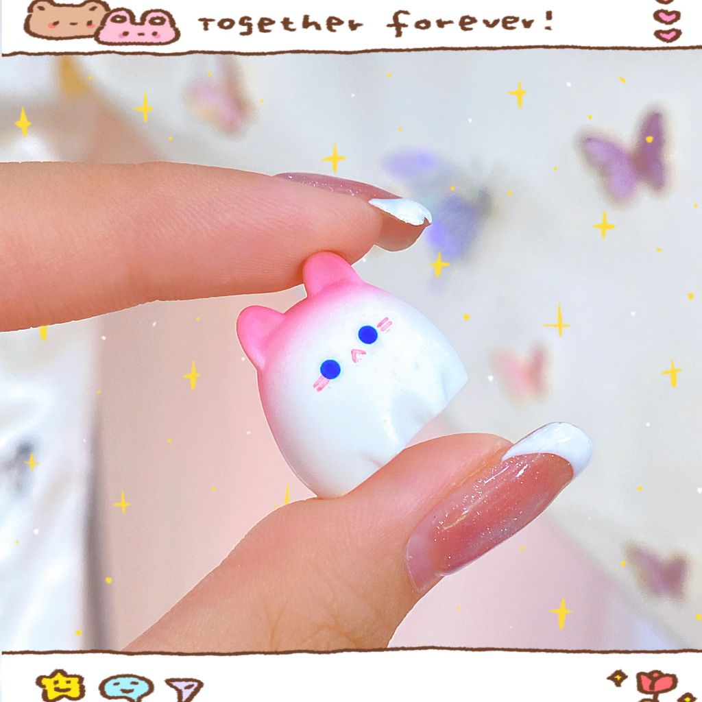 ** Móc khóa mèo nằm trong quả cầu trong suốt