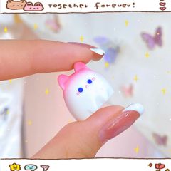 ** Móc khóa mèo nằm trong quả cầu trong suốt