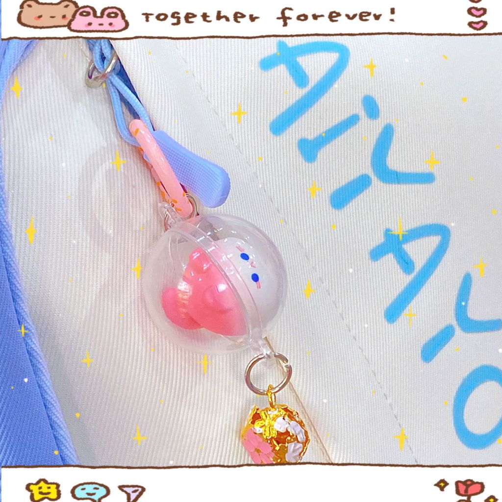 ** Móc khóa mèo nằm trong quả cầu trong suốt