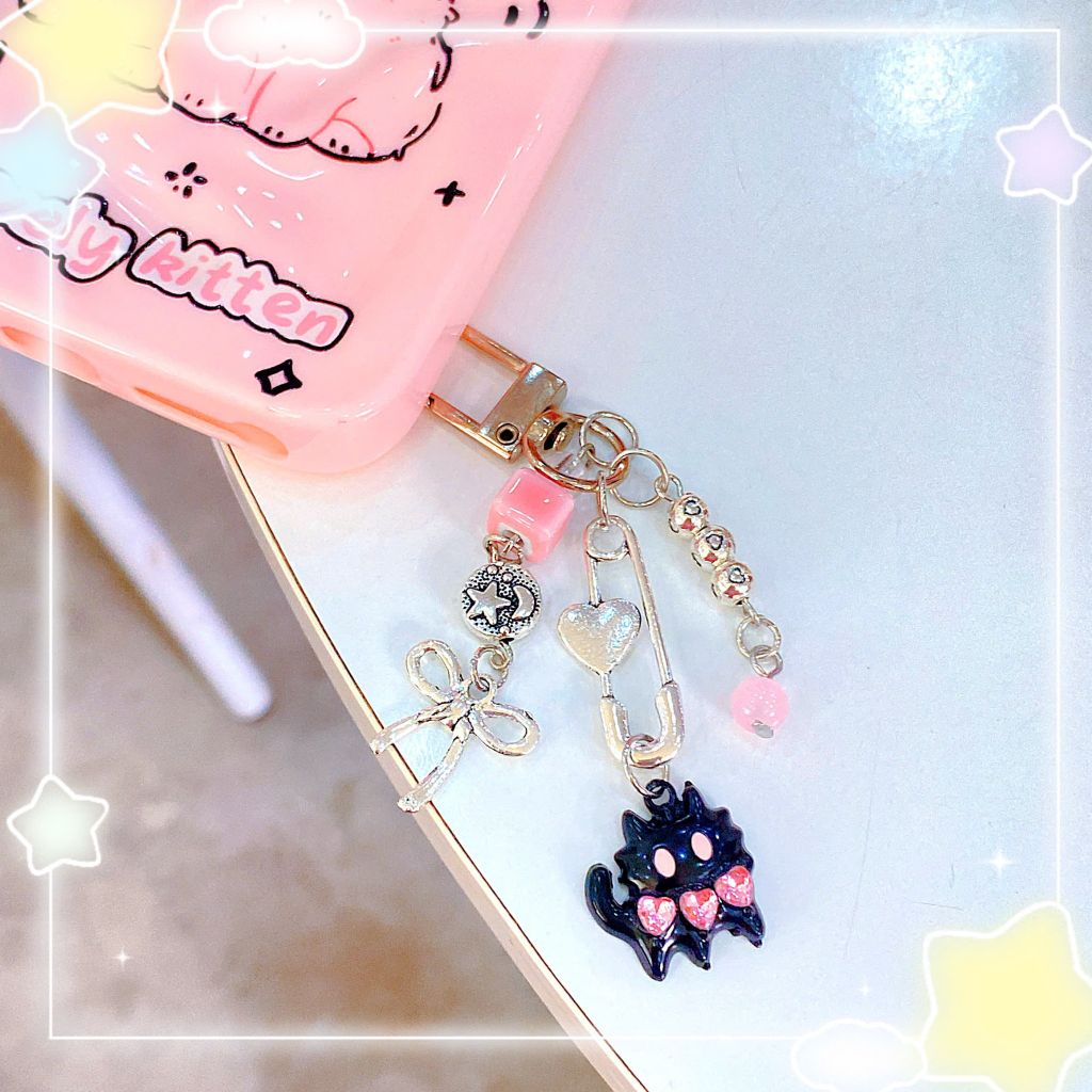 ** Móc khóa mini mèo đen 3 tim hồng