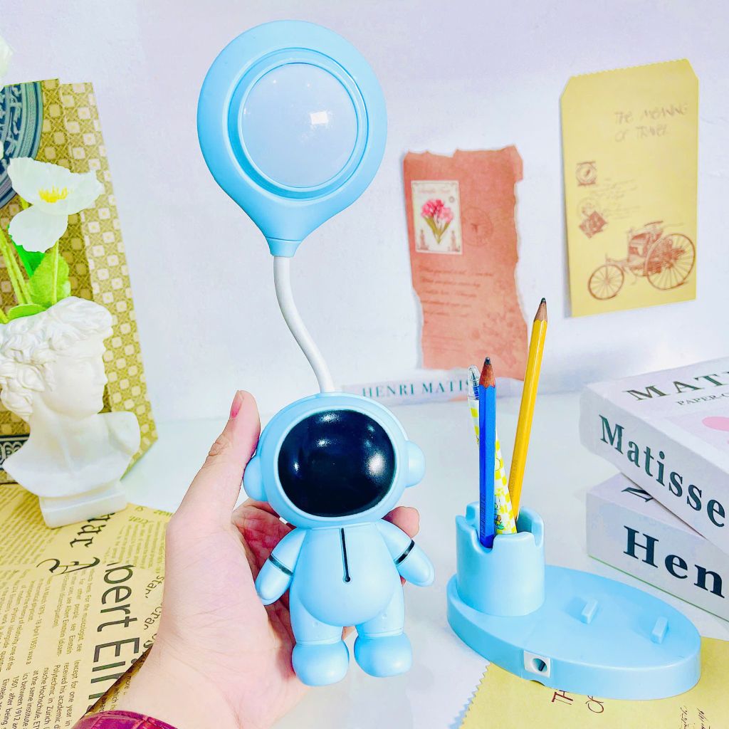 ** Đèn bàn phi hành gia có ngăn bút