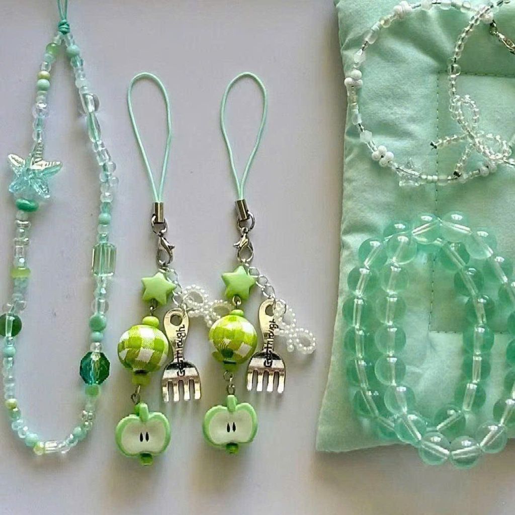 ** Dây đeo điện thoại quả cầu xanh lá nĩa bạc