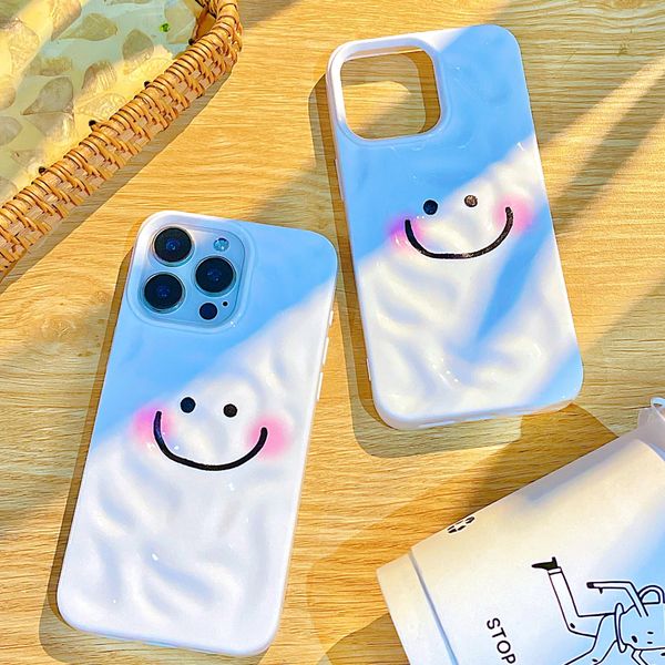 ** Ốp iPhone 15 Plus dẻo gồ ghề mặt cười nền trắng