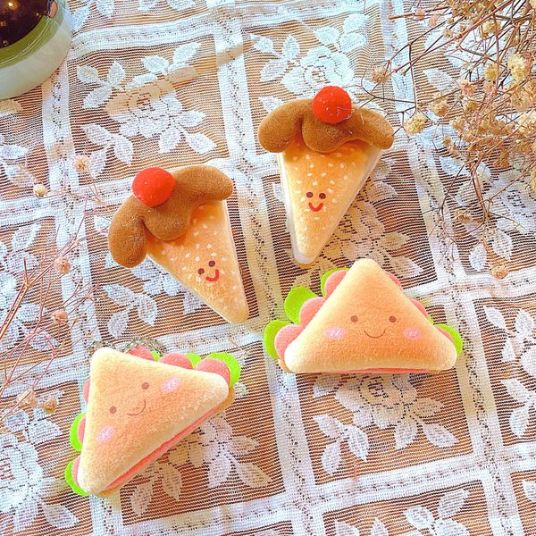 ** Móc khóa bông bánh ngọt hình tam giác