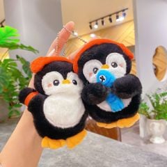 ** Móc khóa bông chim cánh cụt tai nghe đỏ bắt cá