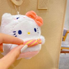** Móc khóa bông Kitty trắng nơ hồng cầm kẹo