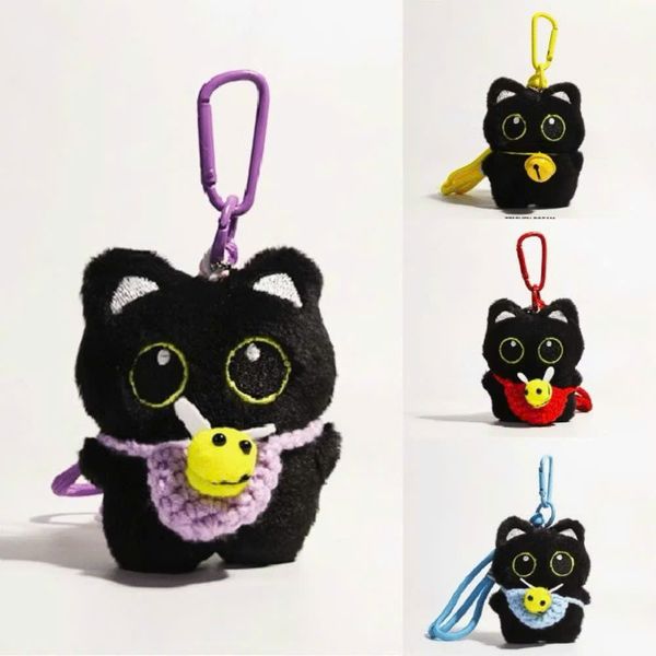 ** Móc khóa bông mèo đen đeo túi len ong vàng nhỏ