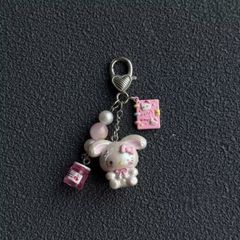 ** Móc khóa/dây đeo Kitty trắng/hồng kèm thẻ trong