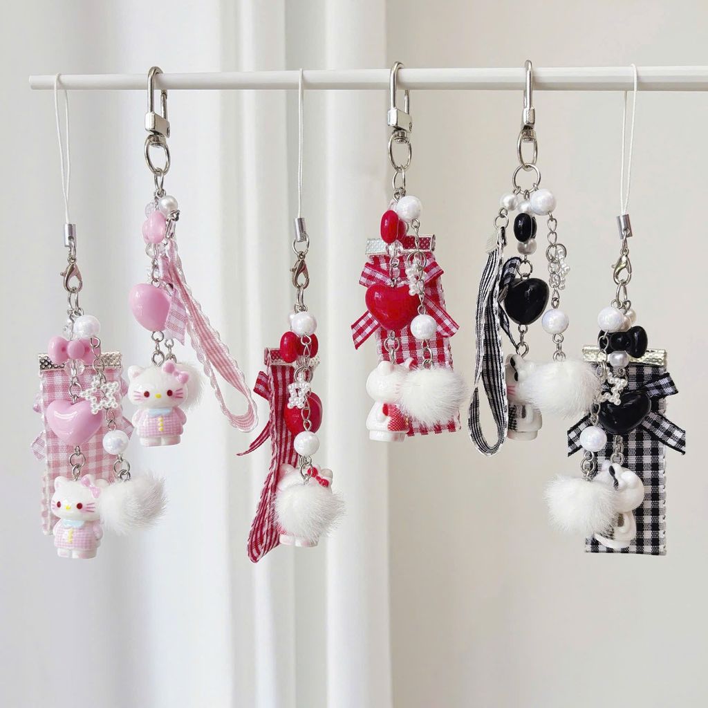 ** Móc khóa Kitty đen/đỏ charm bông nơ caro